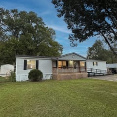 King Bed - Shop - Patios - Fenced Yard