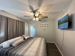 Quiet Space - Piney Woods 8 - King Bed - Image 4