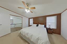 King Bed - Shop - Patios - Fenced Yard - Image 3