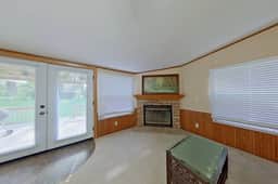 King Bed - Shop - Patios - Fenced Yard - Image 5