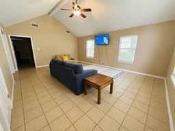 Spacious 2BR/2BA-centrally located-fast Wi-Fi - Image 2