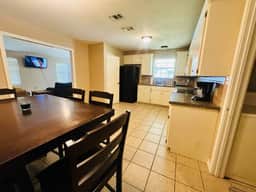 Spacious 2BR/2BA-centrally located-fast Wi-Fi - Image 3