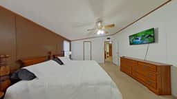 King Bed - Shop - Patios - Fenced Yard - Image 3