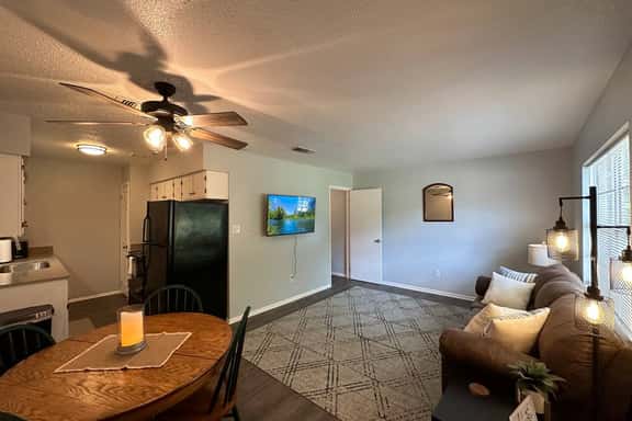 Quiet Space - Piney Woods 10 - King Bed - Image 1