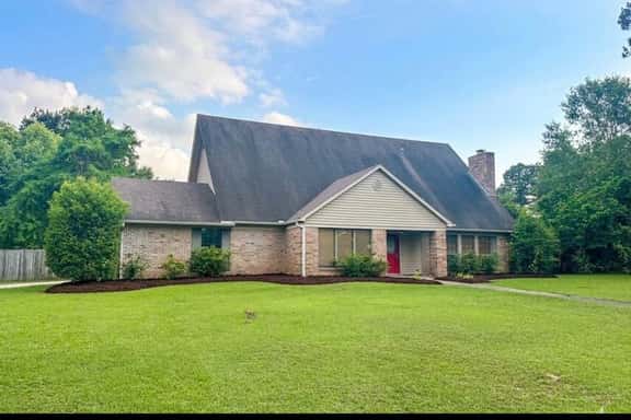 Large home- Lots of Space- Fenced Yard - Image 1