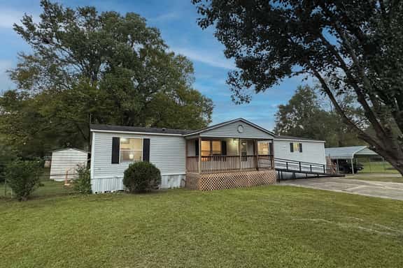 King Bed - Shop - Patios - Fenced Yard - Image 1