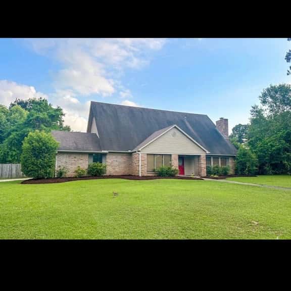 Large home- Lots of Space- Fenced Yard - Image 1