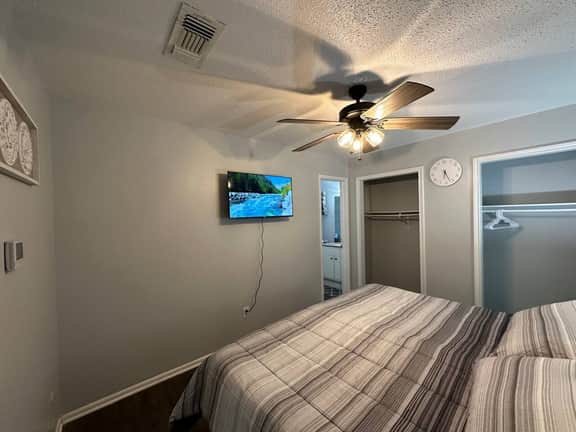 Quiet Space - Piney Woods 10 - King Bed - Image 2