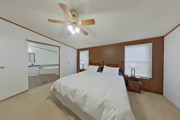 King Bed - Shop - Patios - Fenced Yard - Image 3