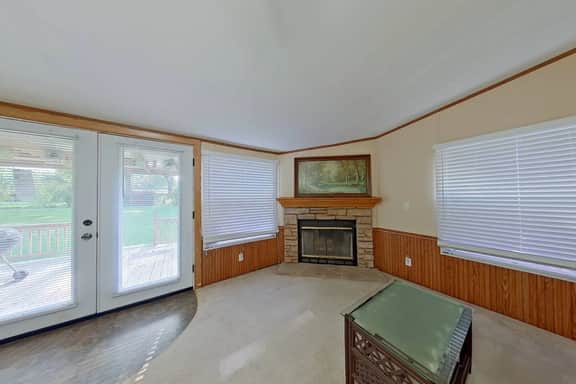 King Bed - Shop - Patios - Fenced Yard - Image 5