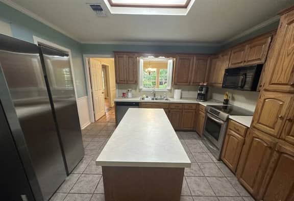 Large home- Lots of Space- Fenced Yard - Image 5