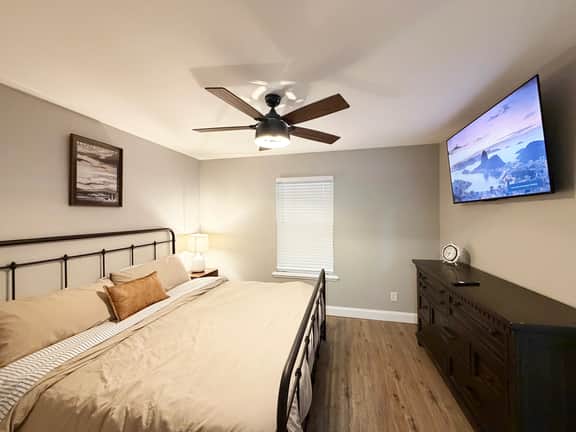 A Quiet Place - King Beds - Carport - Sidney North - Image 4