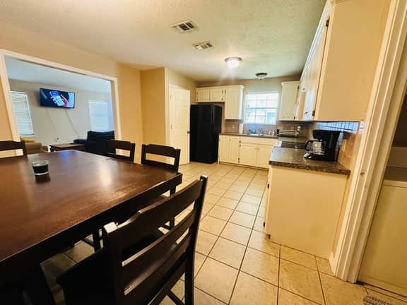 Spacious 2BR/2BA-centrally located-fast Wi-Fi - Image 3