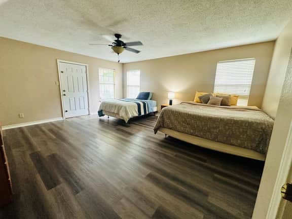 Spacious 2BR/2BA-centrally located-fast Wi-Fi - Image 4