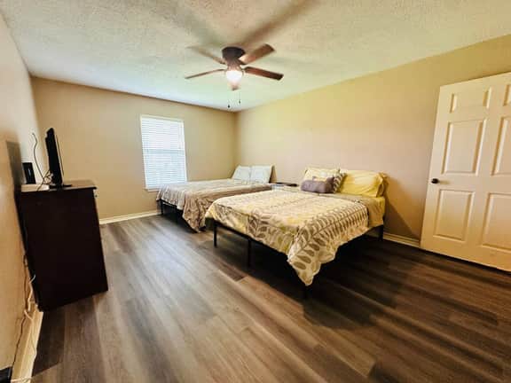 Spacious 2BR/2BA-centrally located-fast Wi-Fi - Image 5