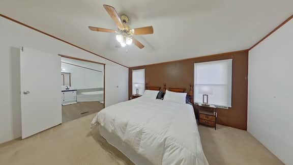King Bed - Shop - Patios - Fenced Yard - Image 4