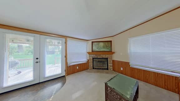 King Bed - Shop - Patios - Fenced Yard - Image 2