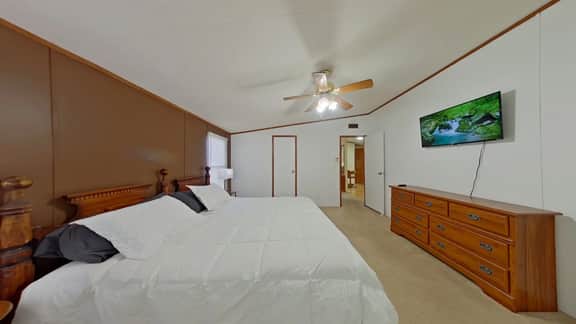 King Bed - Shop - Patios - Fenced Yard - Image 3