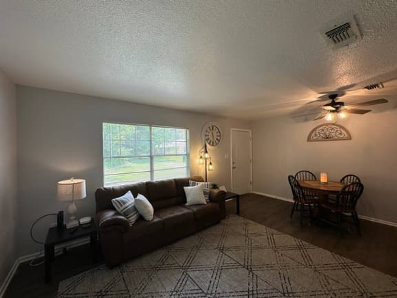 Quiet Space - Piney Woods 8 - King Bed - Image 1