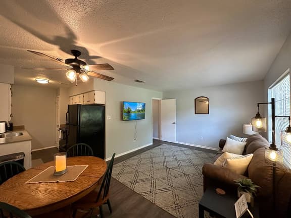 Quiet Space - Piney Woods 10 - King Bed - Image 1