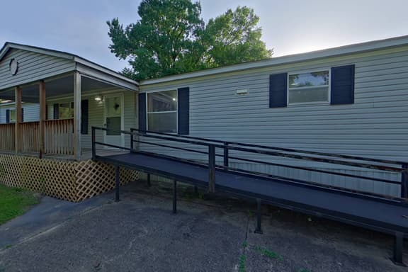 King Bed - Shop - Patios - Fenced Yard - Image 1