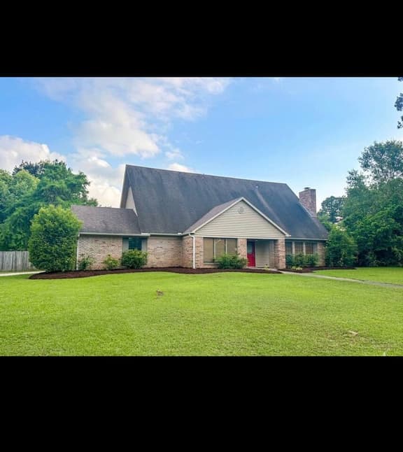 Large home- Lots of Space- Fenced Yard - Image 1